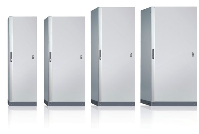 Quatro armários System Pro E Power fechados de larguras diferentes